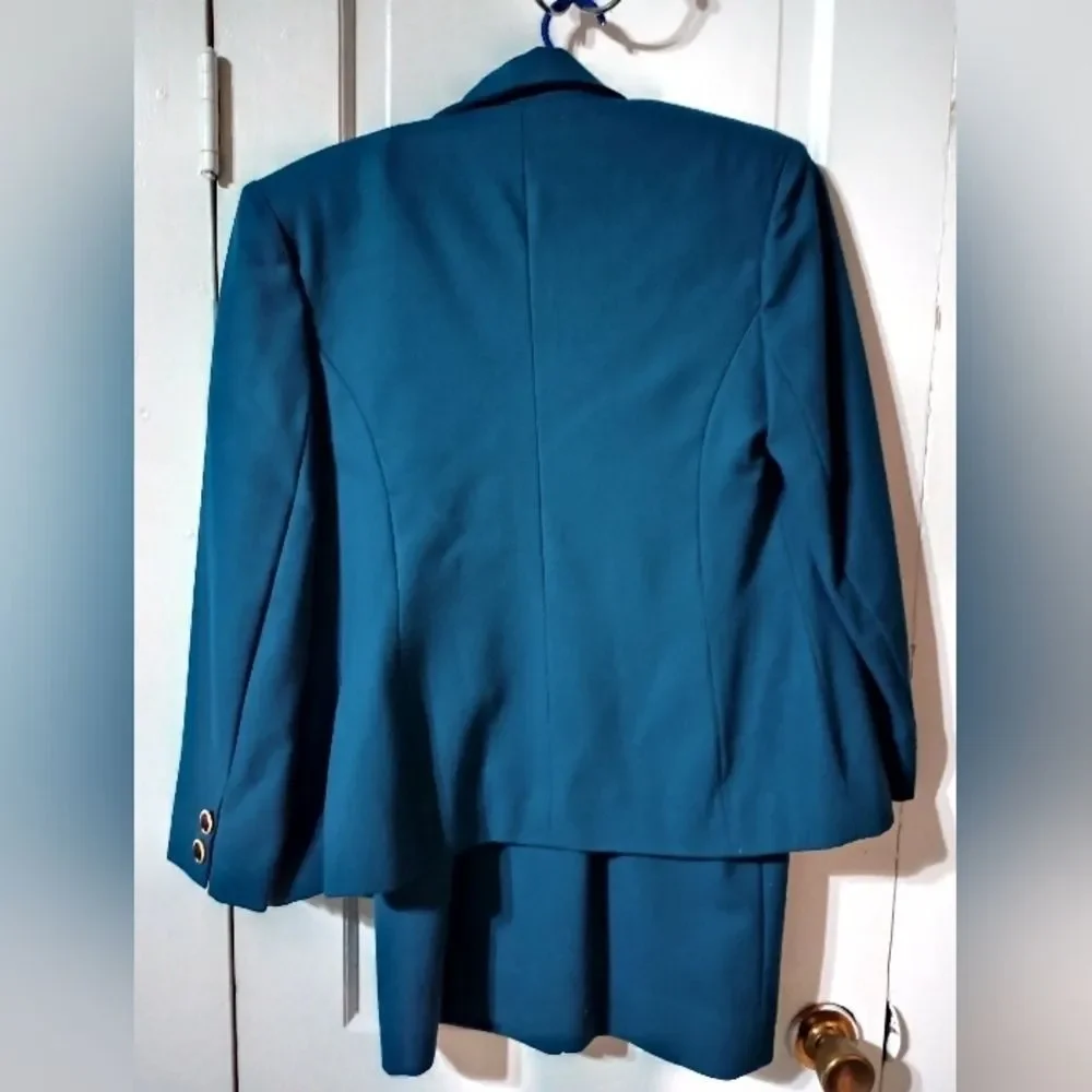 Fine Feathers size 8 women's 2-piece woolen suit. Gorgeous, one moth hole